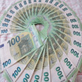 Schrijf je een bedrag als € 1.500 of €1500? Zo noteer je euro's volgens de Taalunie
