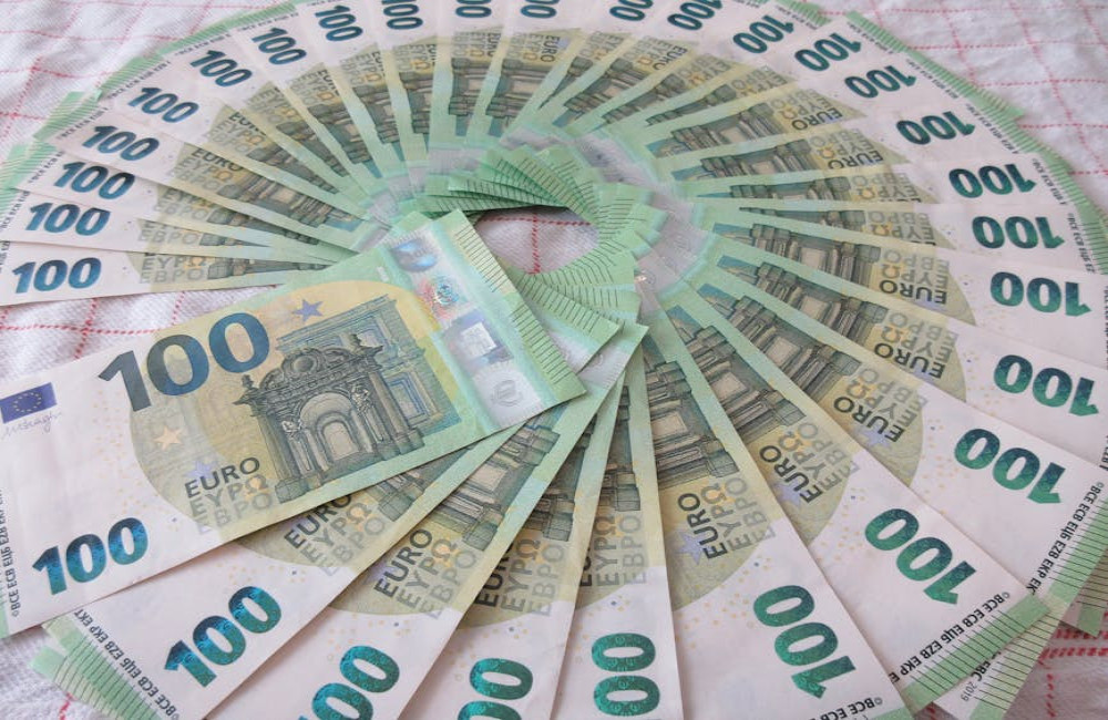 Schrijf je een bedrag als € 1.500 of €1500? Zo noteer je euro's volgens de Taalunie