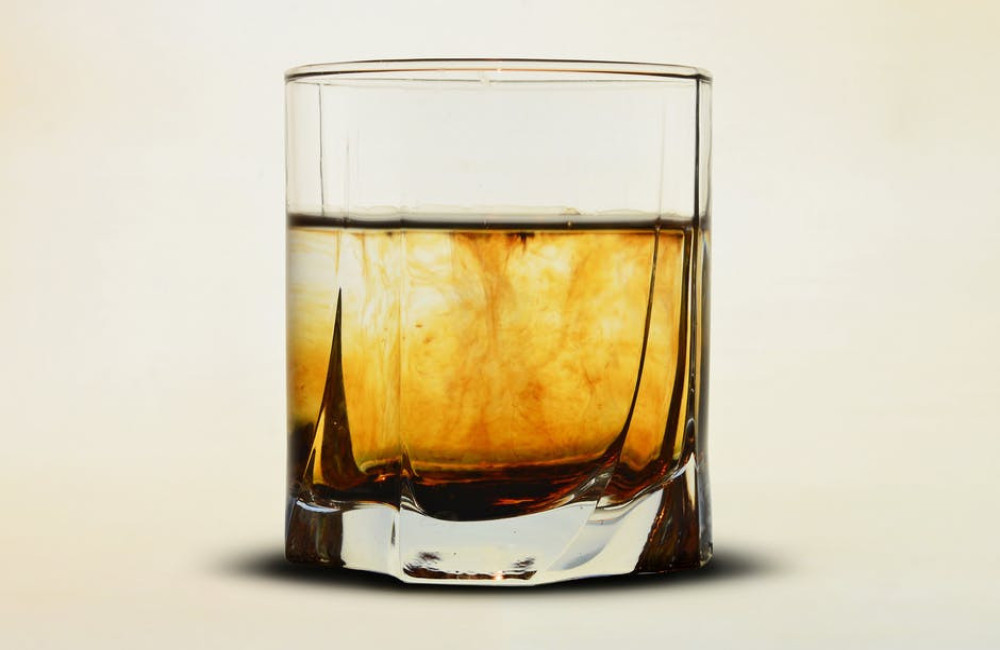 Hoeveel milliliter pure alcohol zit er in een glas whisky?